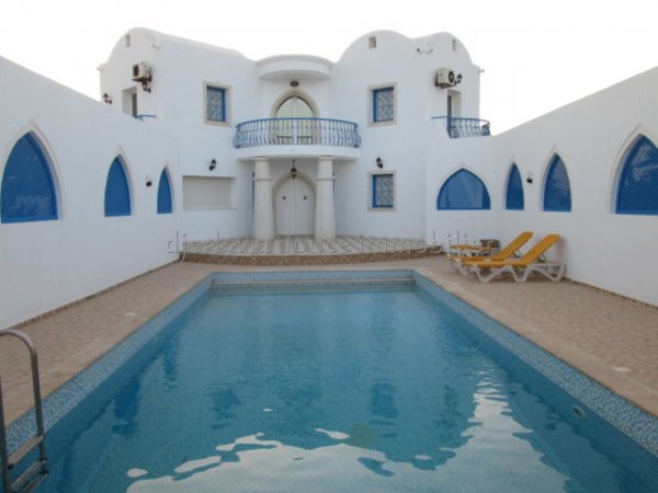 Villa Récente Piscine Meublée l'année Djerba Midoun Tézdaine