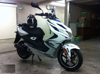 SCOOTER MBK NITRO NACKED &quot;NEUF&quot;+ casque +anti vol Kourou Guyane