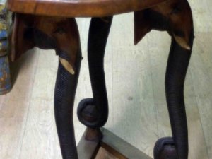 Demi table haute en bois aux pieds &eacute;l&eacute;phant - H: 77 cm