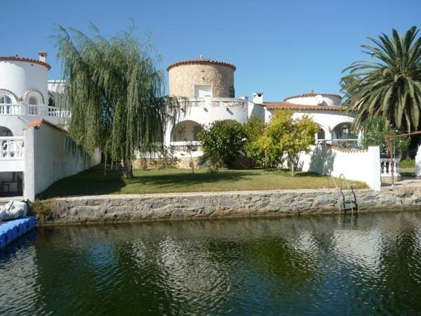 Location Jolie maison canal 10 m d'amarre Empuriabrava Costa Brava SPAIN