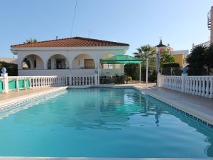 250000 € Torrevieja Villa ind 230m² 4 ch 4sdb 950m² terrain piscine privée