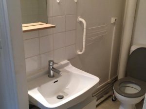 salle d'eau avec baignoir et wc 