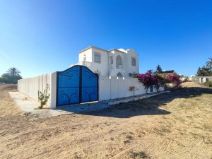 Vente Maison faisant l&#039;angle terrain 05 min plage Djerba Tunisie